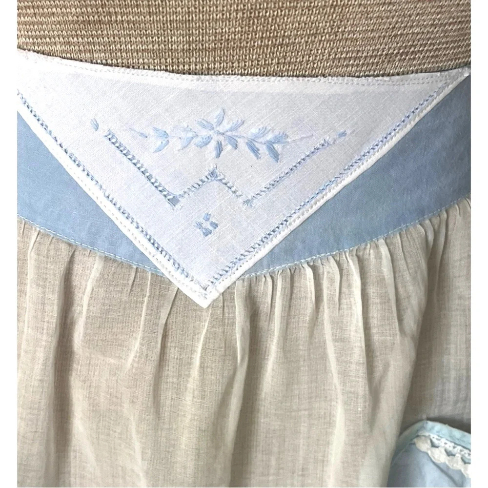 Vintage 1950s Womens Apron Elegant Blue White Floral Farmhouse Cottagecore